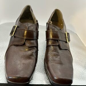 AEROSOLES size 9,new with tags. There’s a buckle on one side and a zipper.​